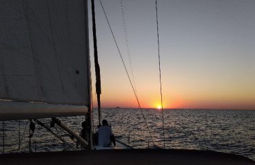 sailing-trip-dia-island-sunset